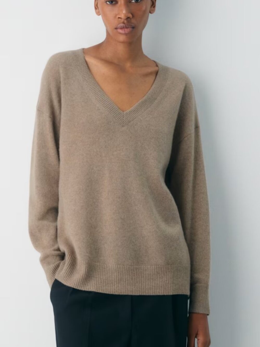 Aritzia Feather Cashmere Relaxed V-Neck Sweater in heather nomad taupe